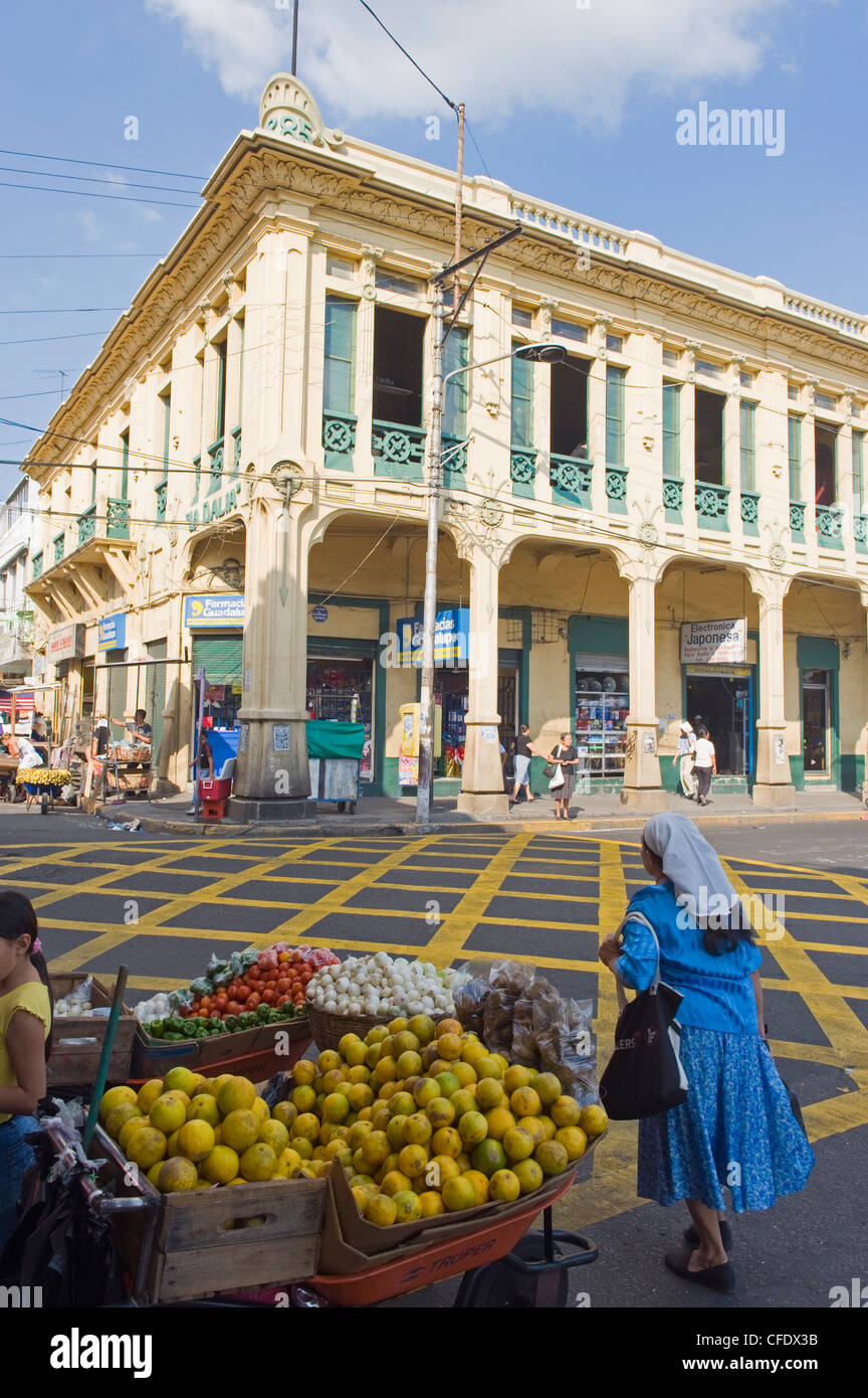 Strada del mercato nel centro cittadino di San Salvador El Salvador, America Centrale Foto Stock