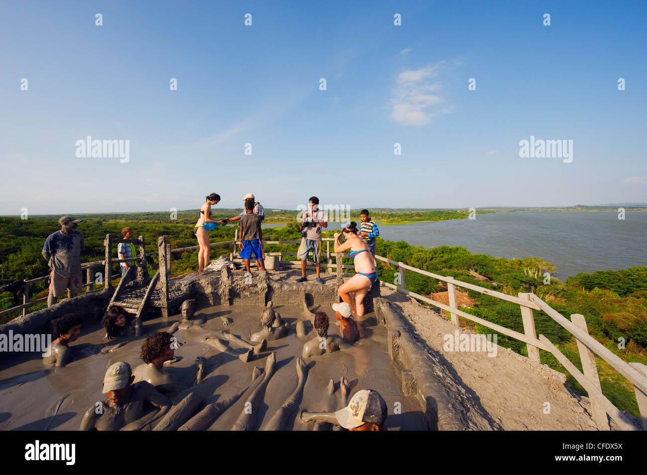 I turisti di balneazione in bagno di fango, Volcan de Lodo El Totumo, fango vulcano, Colombia, Sud America Foto Stock