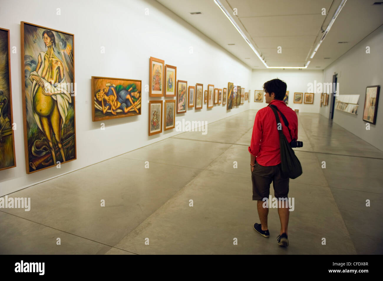 Turista nel Museo de Arte Moderno de MedellÔaeín, Galleria di Arte Moderna, Medellin, Colombia, Sud America Foto Stock