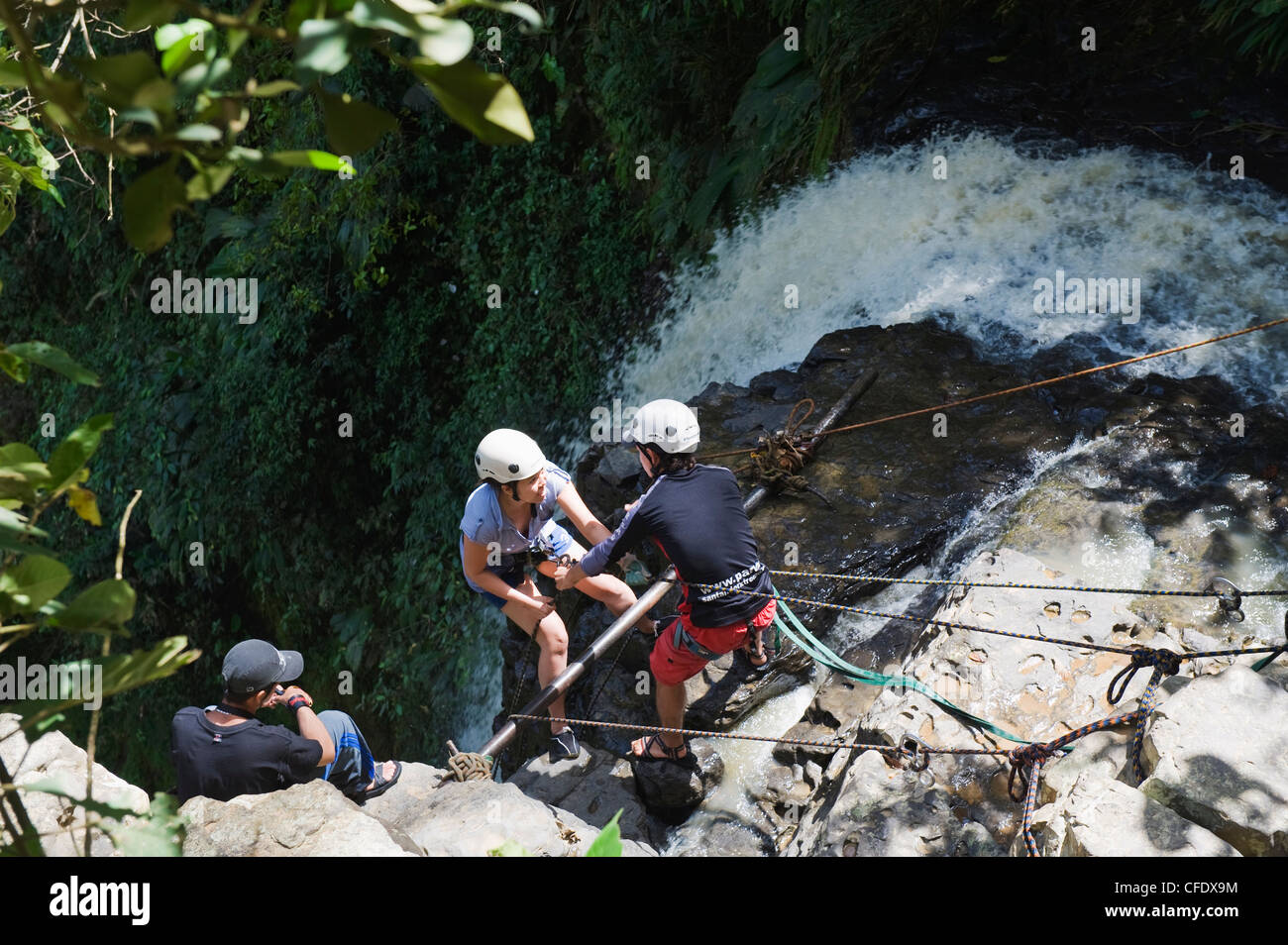 Rappelling su Juan Curi cascata, sport di avventura capitale della Colombia, San Gil, Colombia, Sud America Foto Stock