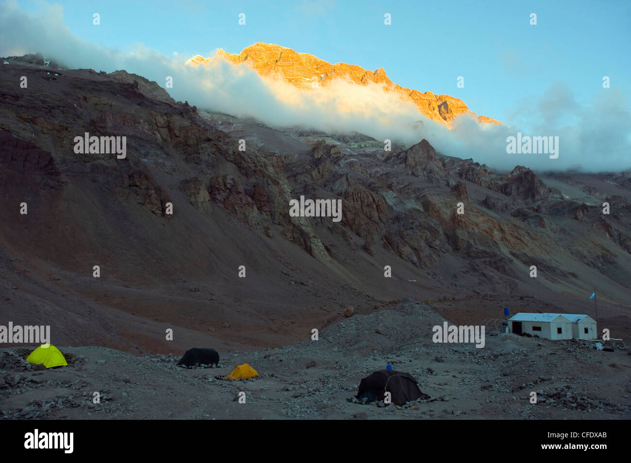 Tende a Plaza de Mulas base camp,, Aconcagua Parco Aconcagua, montagne delle Ande, Argentina Foto Stock