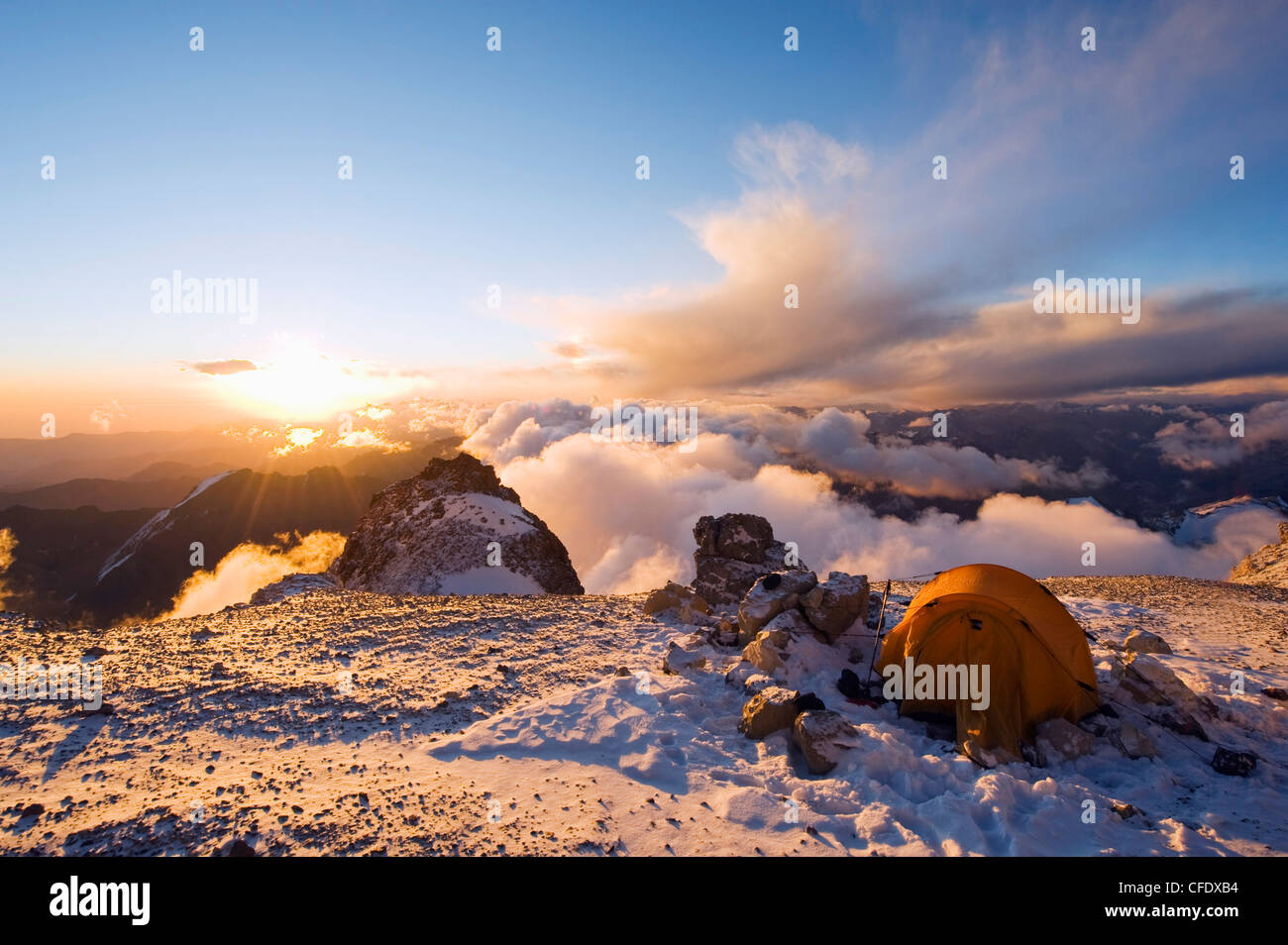 Tramonto a rocce bianche (PIEDRAS BLANCAS) Campeggio Parco Aconcagua, montagne delle Ande, Argentina Foto Stock
