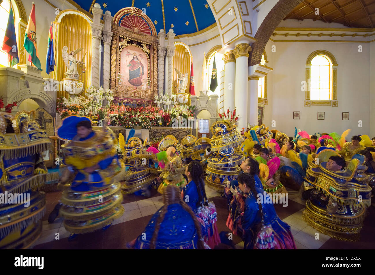 Processione proseguendo dentro la chiesa al carnevale di Oruro, Oruro, Bolivia, Sud America Foto Stock