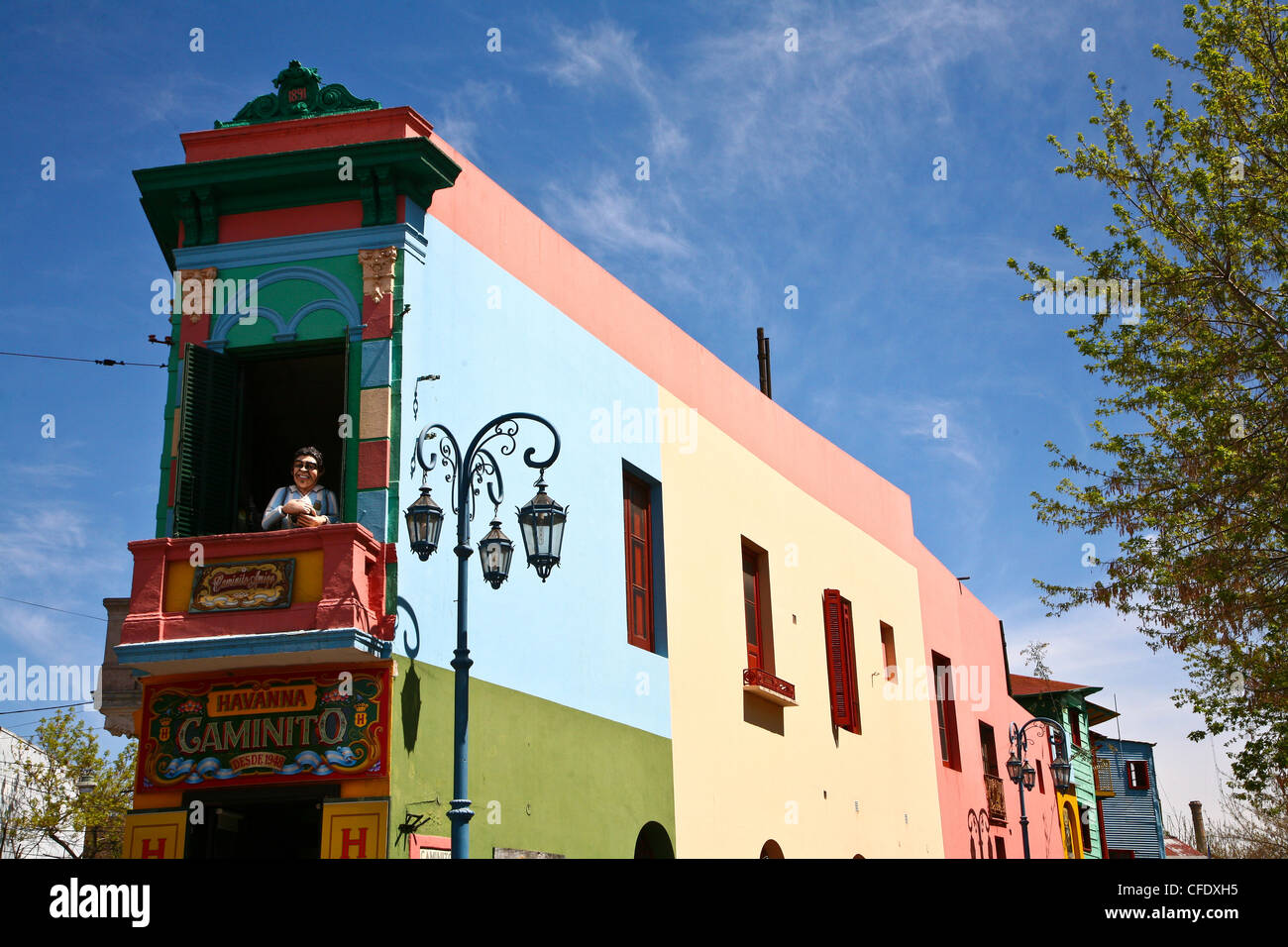 Diego Maradona si ferma in un balcone a Caminito, la Boca, Buenos Aires, Argentinala Boca un quartiere, o barrio della capitale argentina. Foto Stock