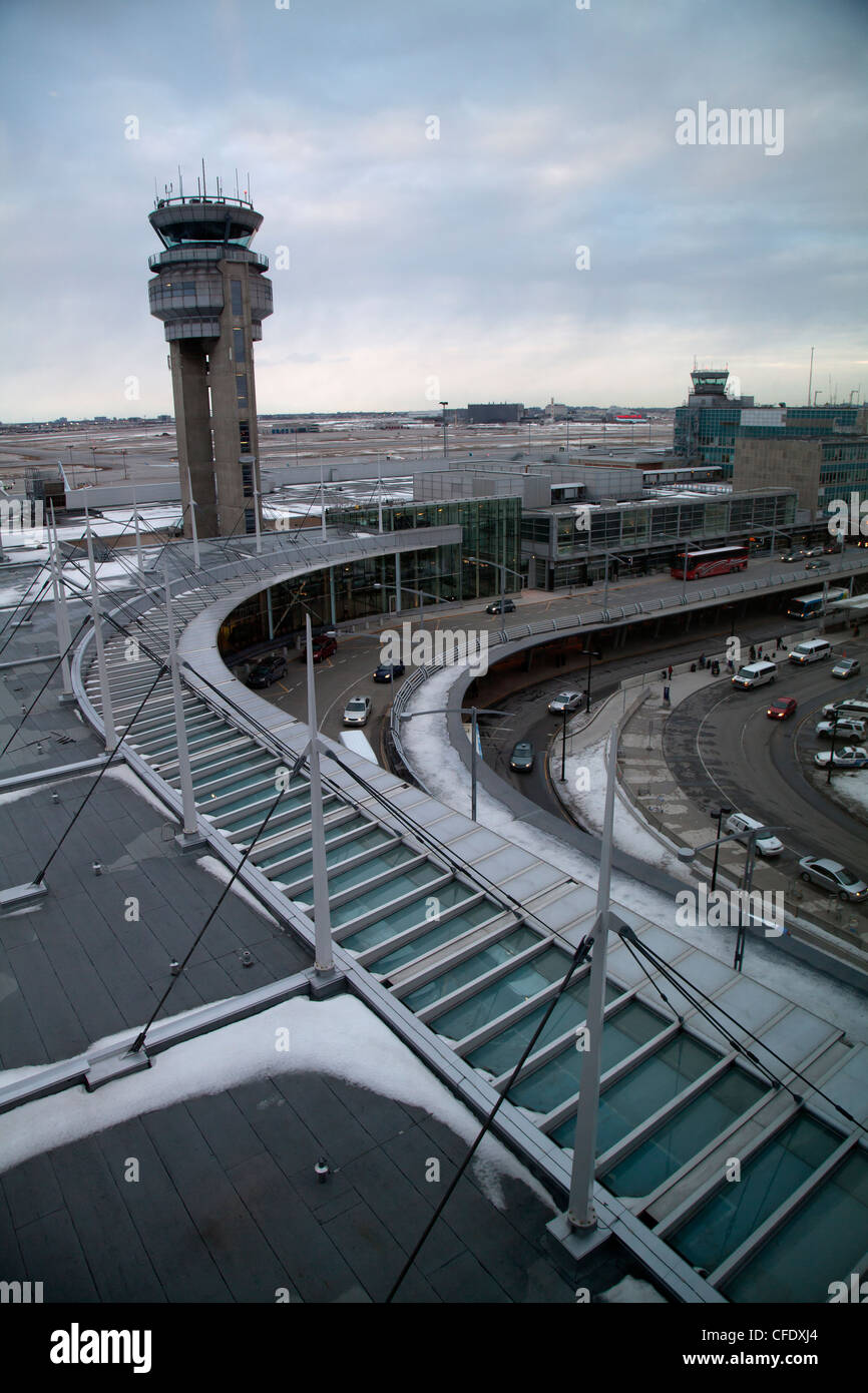 Sera esterno di Montréal-Pierre Elliot Trudeau International Airport Foto Stock
