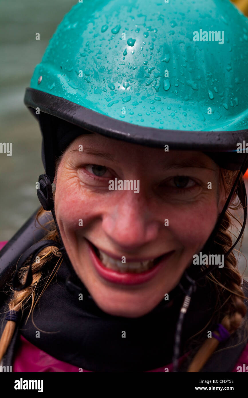 Una femmina di kayaker godendo una giornata fantastica sul Fiume Bianco, White River Provincial Park, British Columbia, Canada Foto Stock