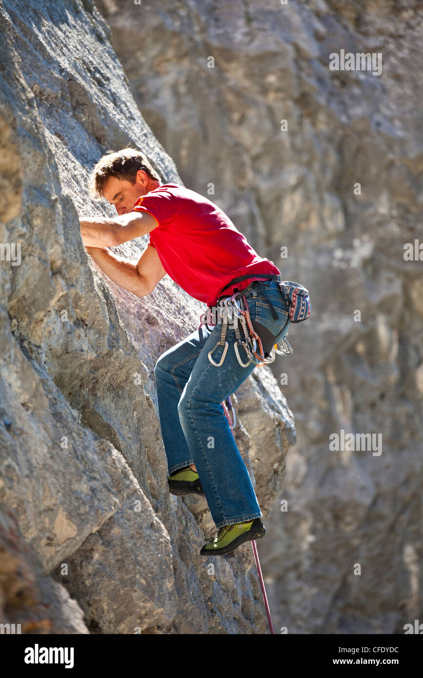 Un maschio rockclimber salendo a Echo Canyon, Canmore, Alberta, Canada Foto Stock