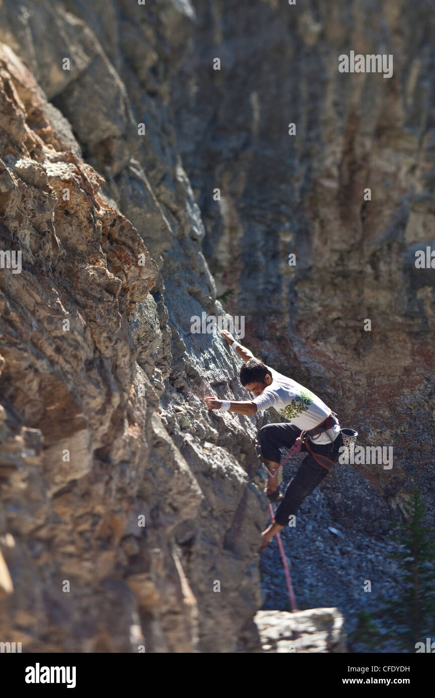 Un maschio rockclimber salendo a Echo Canyon, Canmore, Alberta, Canada Foto Stock