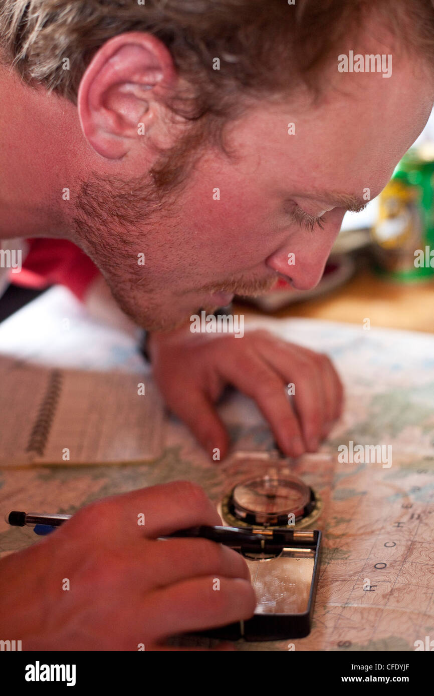 Un backcountry rider pianificazione il suo itinerario per il giorno successivo. Ghiacciaio Lodge, Golden, British Columbia, Canada Foto Stock