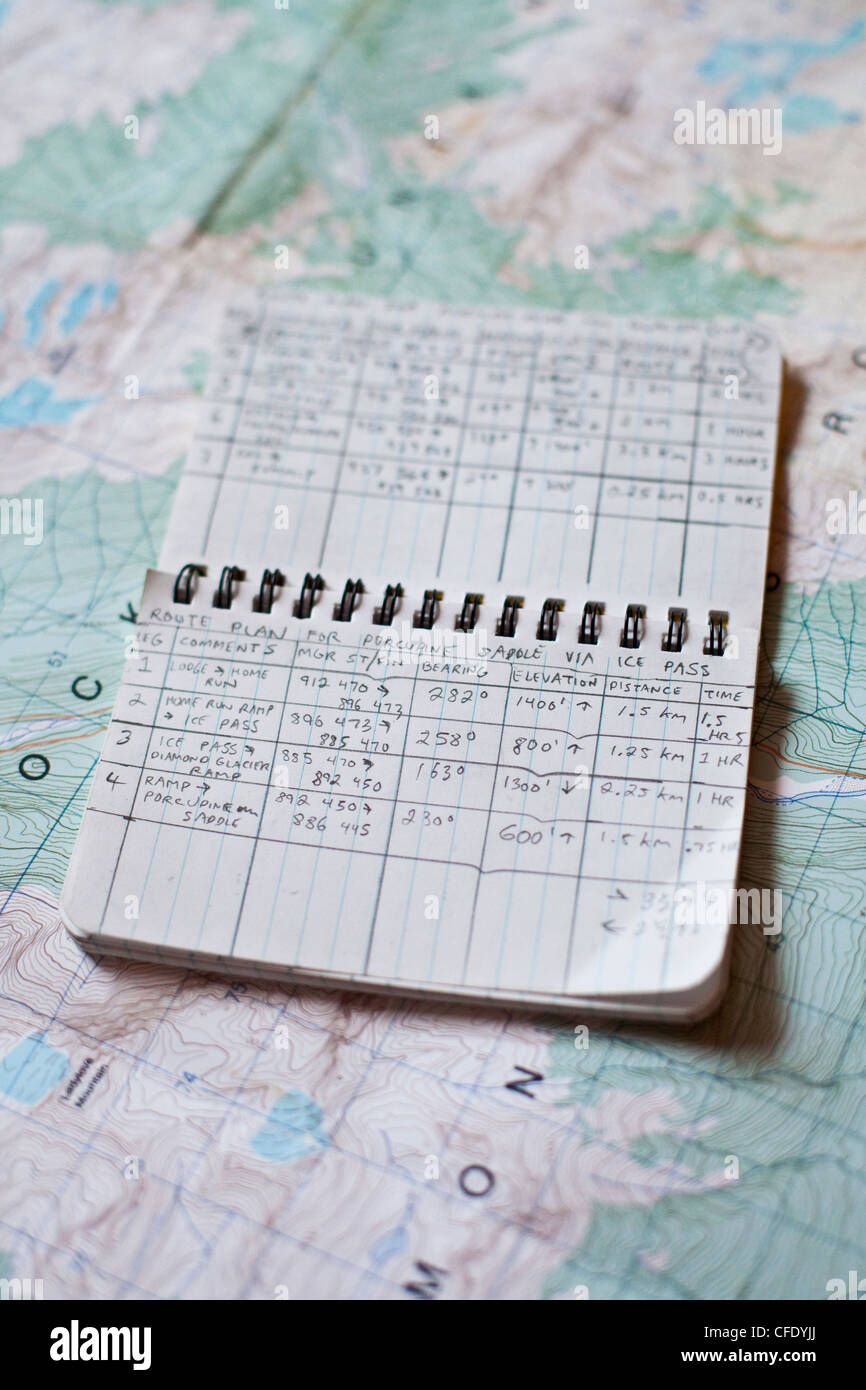Un backcountry rider pianificazione il suo itinerario per il giorno successivo. Ghiacciaio Lodge, Golden, British Columbia, Canada Foto Stock