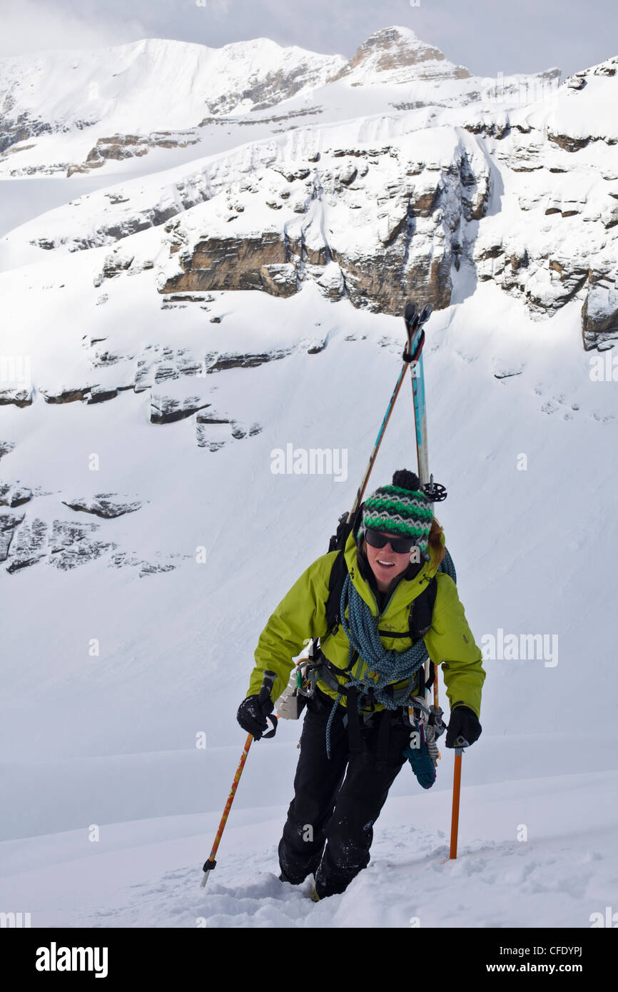 Una giovane femmina alpinista di sci. Ghiacciaio Lodge, British Columbia, Canada Foto Stock