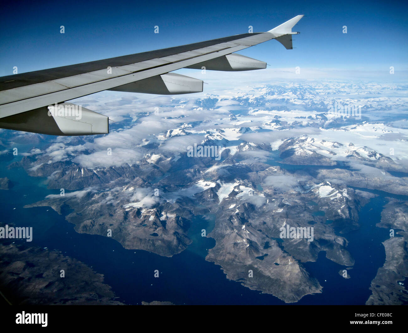 Vista da una finestra di un Airbus 320 aereo commerciale Ala sopra la Groenlandia Foto Stock