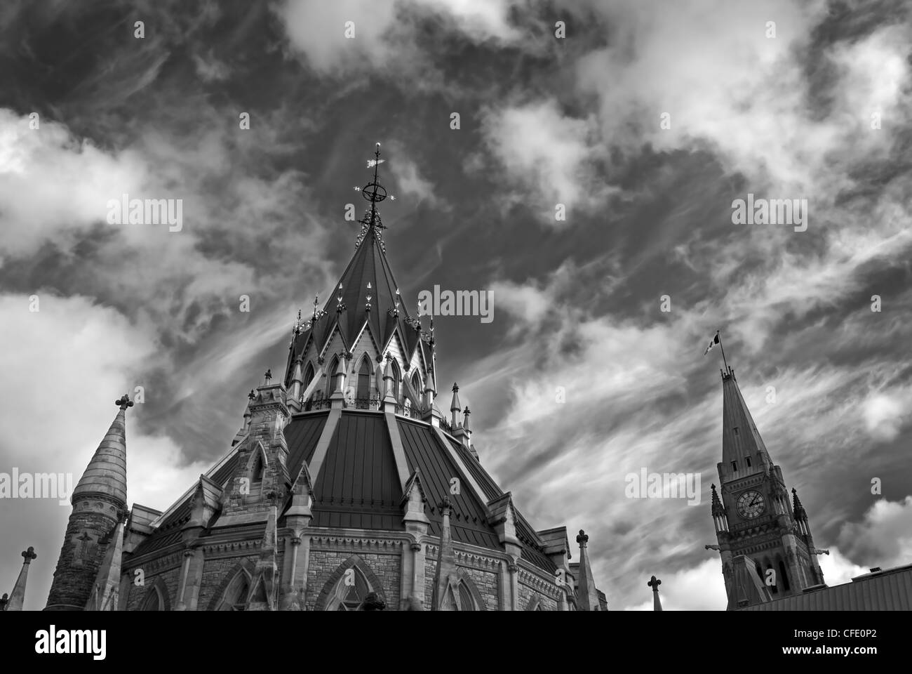 Il tetto della biblioteca del Parlaiment e la Torre della Pace nella distanza presso la Casa del Parlaiment in Ottawa, Ontario, Canada Foto Stock