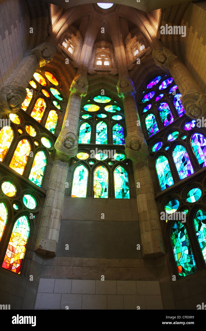 Colorato decorativo le finestre di vetro macchiate alla chiesa della Sagrada Familia di Barcellona Foto Stock