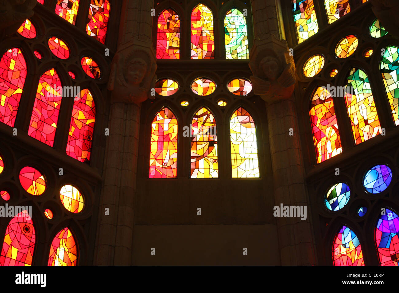 Colorato decorativo le finestre di vetro macchiate alla chiesa della Sagrada Familia di Barcellona Foto Stock