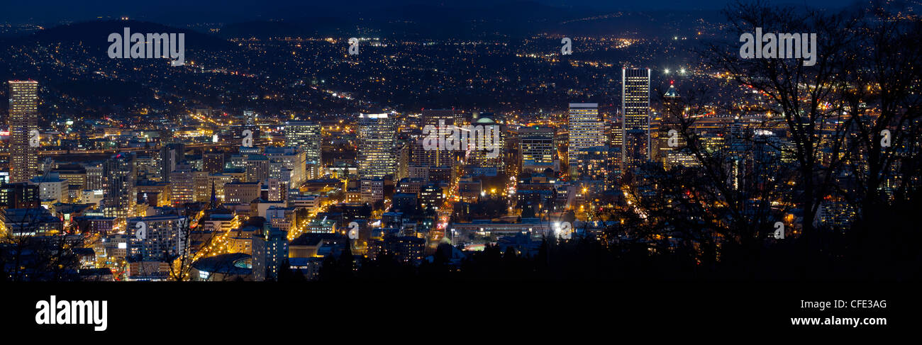 Portland Oregon Downtown paesaggio urbano di ore Blu Crepuscolo Panorama Foto Stock