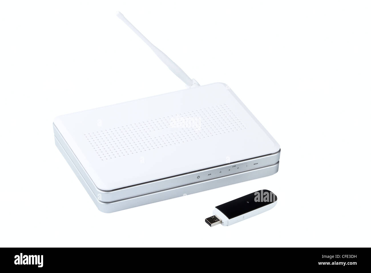 Bianco router wireless e modem USB isolato su uno sfondo bianco Foto Stock