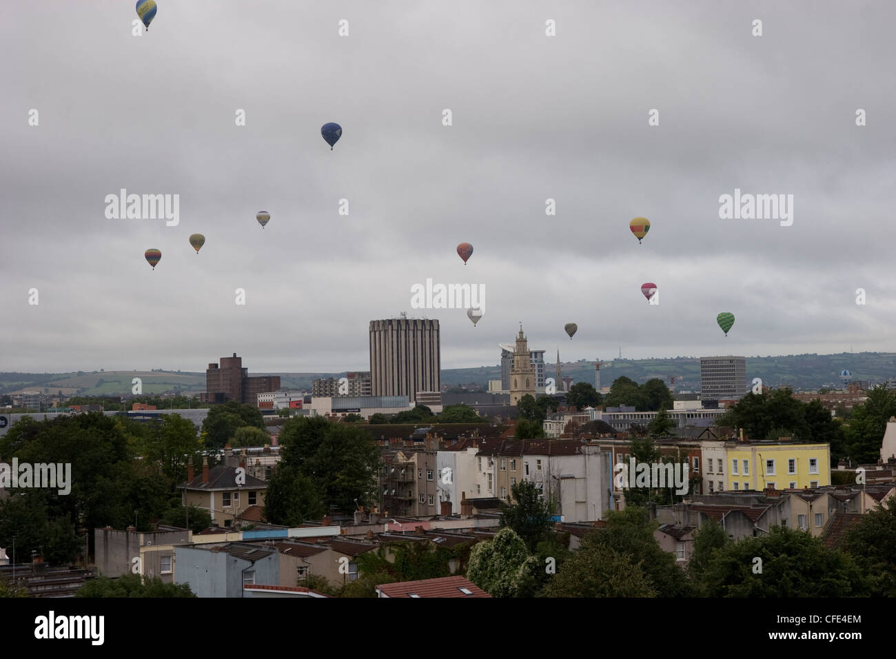 I palloni ad aria calda sopra la skyline di Bristol Foto Stock