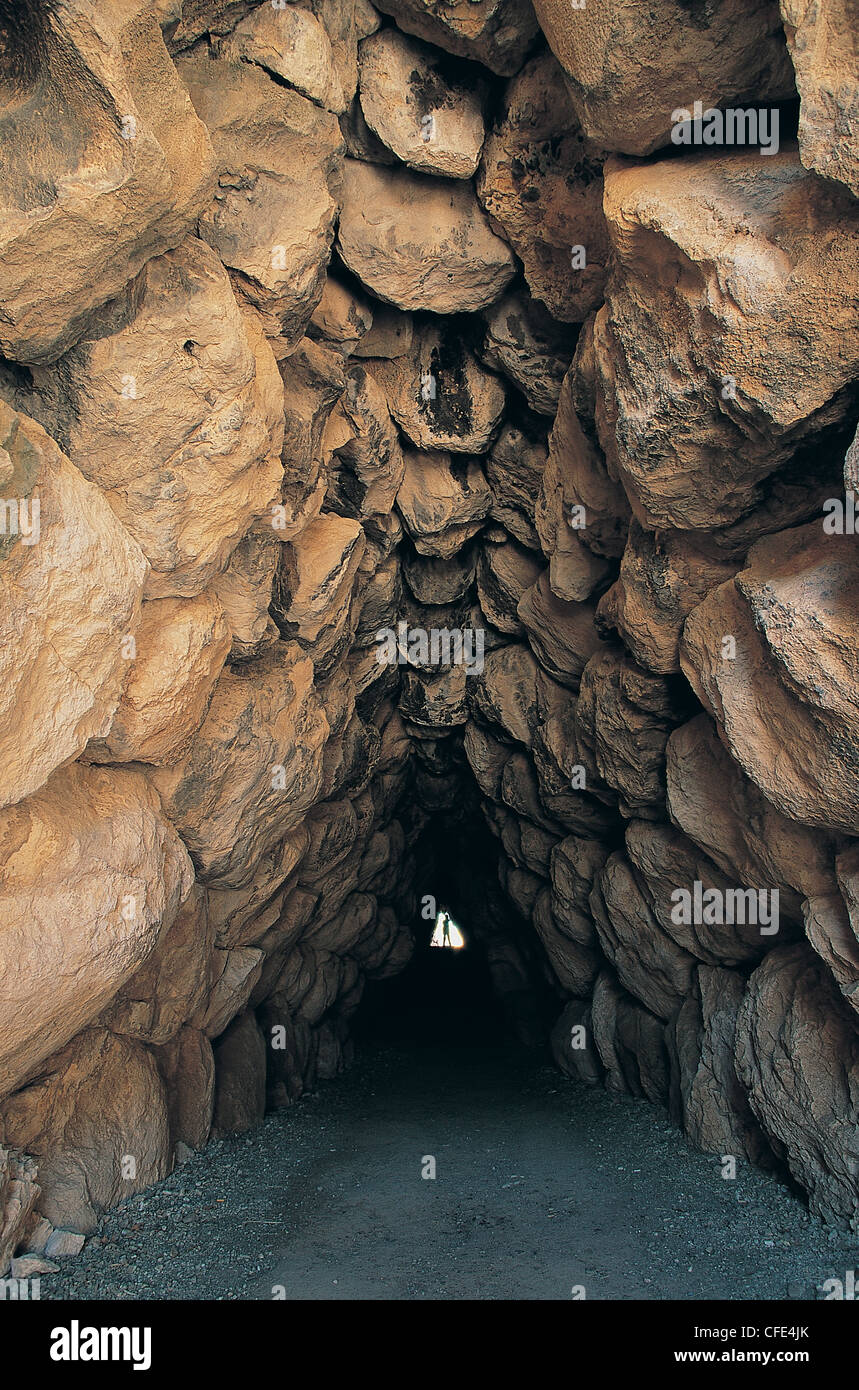 Tunnel potern ( ) attraverso la fortezza di Hattusas , la città capitale degli Ittiti Bogazkoy , Turchia Foto Stock