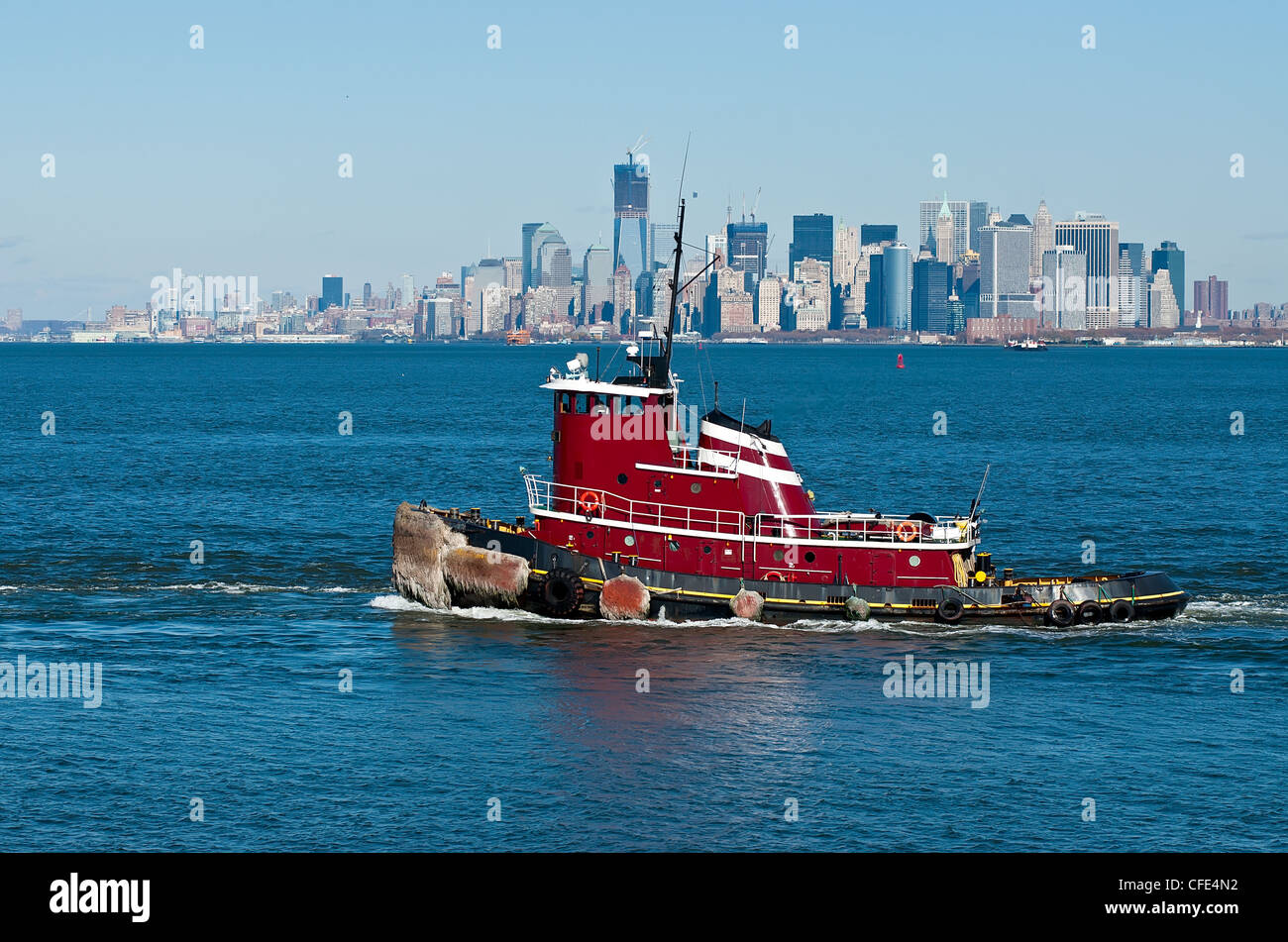 Rimorchiatore a traino sul fiume Hudson contro lo sfondo di Manhattan Foto Stock