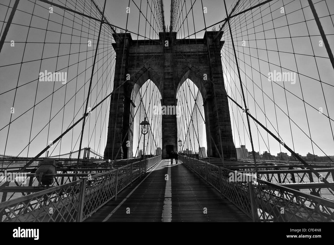 In bianco e nero del famoso Ponte di Brooklyn marciapiede Foto Stock