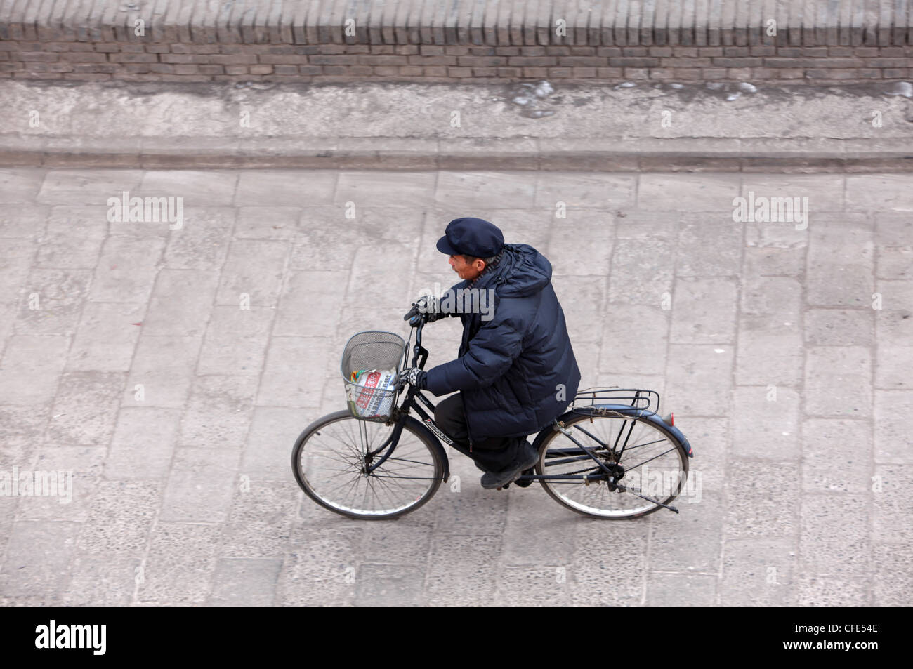 Uomo cinese di equitazione Bicicletta ,Pingyao, la dinastia Qing città vecchia, nella provincia di Shanxi, Cina Foto Stock