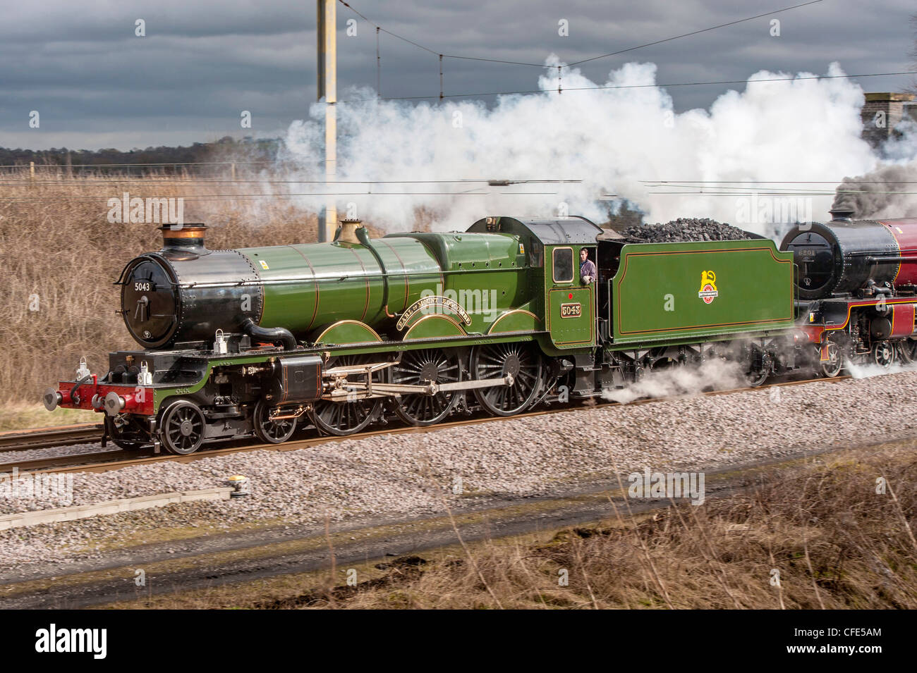 Castello di GWR classe 4-6-0 n. 5043 Earl di Mount Edgcumbe LMS Princess classe 8P 4-6-0 n. 46201 Principessa Elisabetta sulla linea principale. Foto Stock