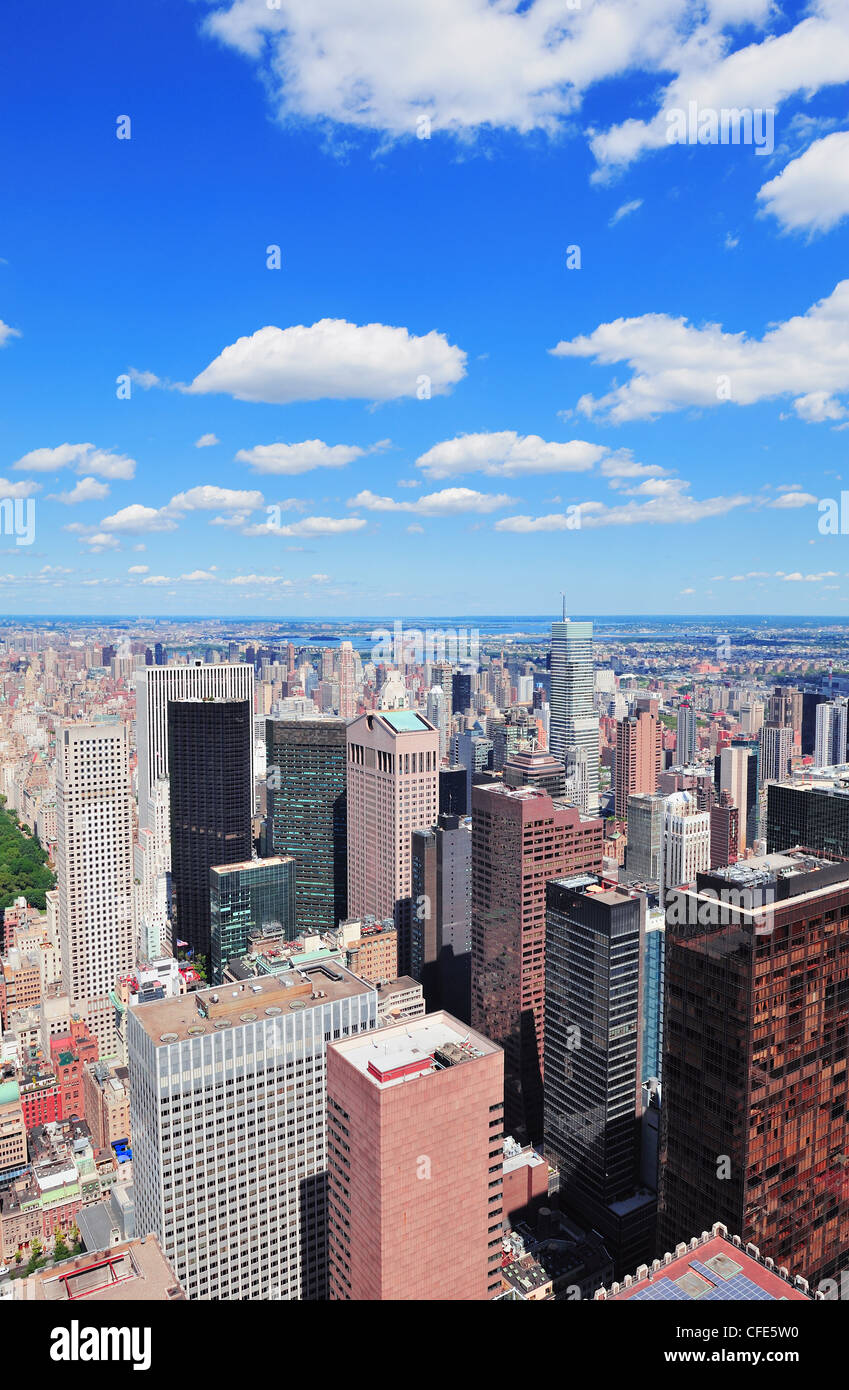 New York City Manhattan Midtown antenna vista panorama con grattacieli e cielo blu nel giorno. Foto Stock