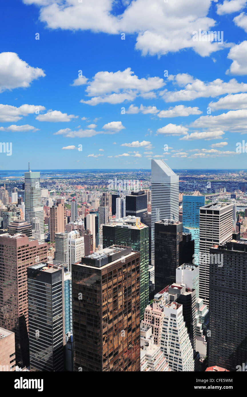 New York City Manhattan Midtown antenna vista panorama con grattacieli e cielo blu nel giorno. Foto Stock