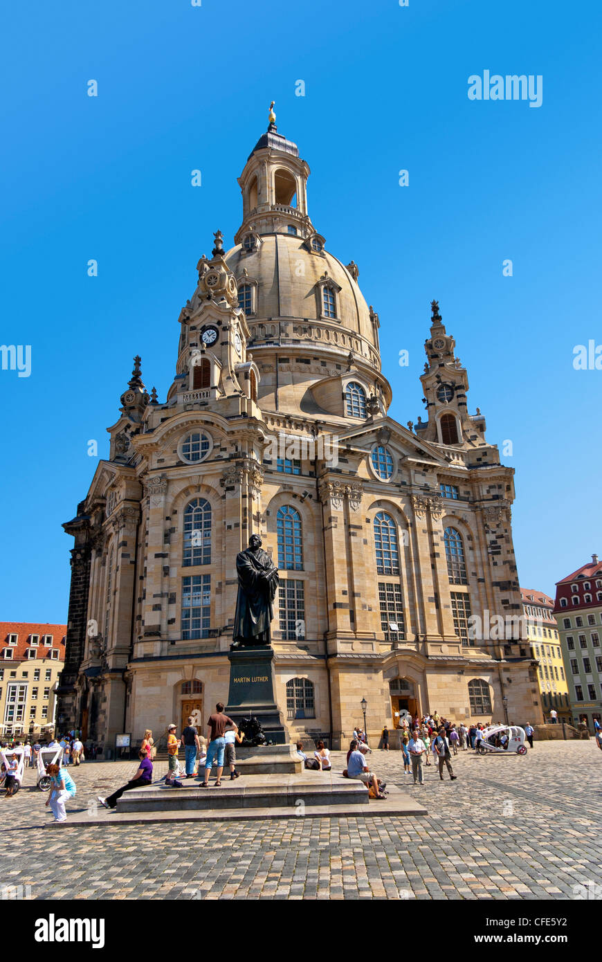 Vista di Martin Lutero Memorial e la famosa chiesa Frauenkirche di Dresda, Sassonia, Germania. Foto Stock