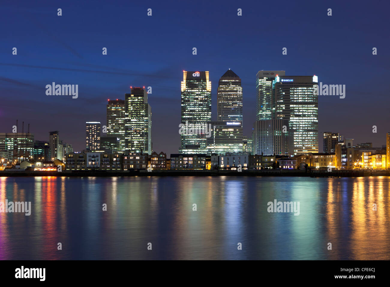 Canary Wharf financial district visto oltre il fiume Thames, London, Regno Unito Foto Stock