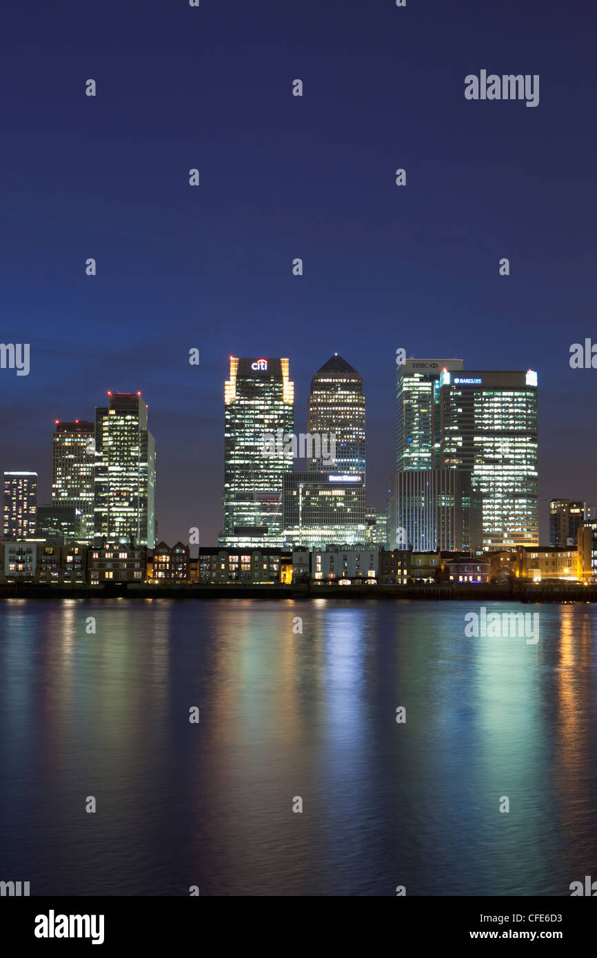 Canary Wharf financial district visto oltre il fiume Thames, London, Regno Unito Foto Stock