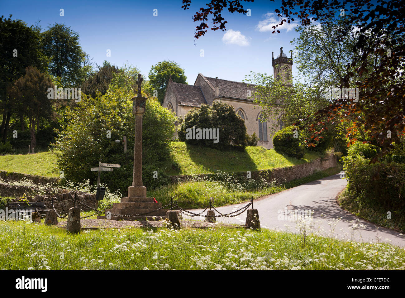 Regno Unito, Gloucestershire, Stroud, Sheepscombe, villaggio Memoriale di guerra e la chiesa parrocchiale di San Giovanni Apostolo Foto Stock