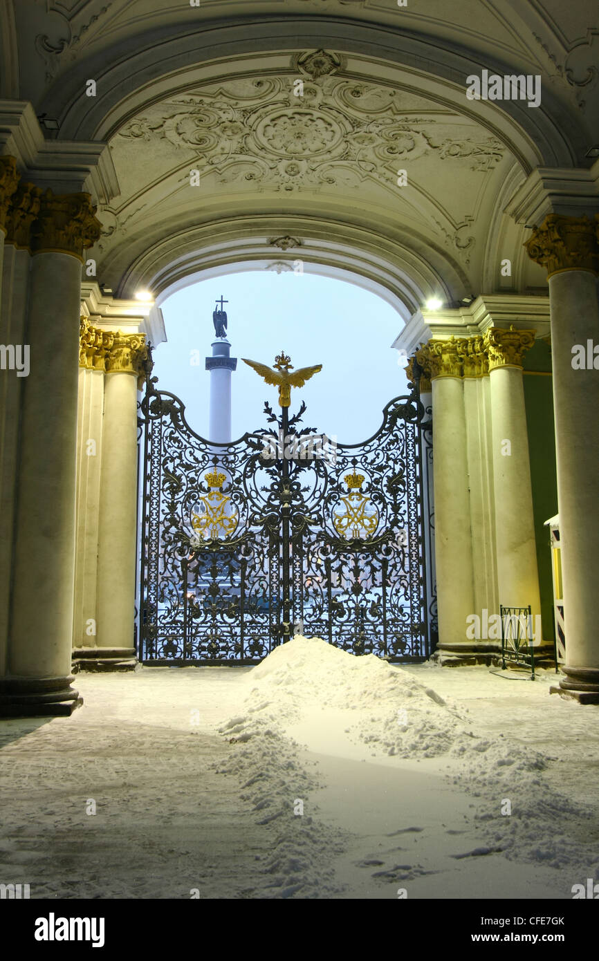 La Russia, a San Pietroburgo e la colonna di Alexander, Aleksandriyskaya kolonna, Eremo gate, la Imperial double-HEADED EAGLE Foto Stock