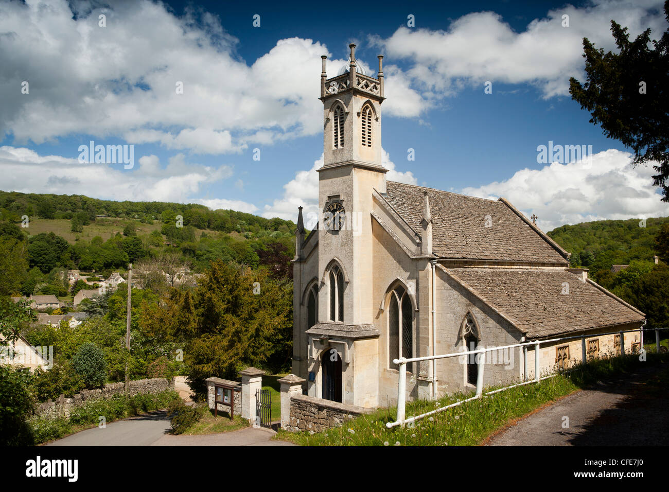 Regno Unito, Gloucestershire, Stroud, Sheepscombe, chiesa parrocchiale di San Giovanni Apostolo con insolita Torre 1872 Foto Stock