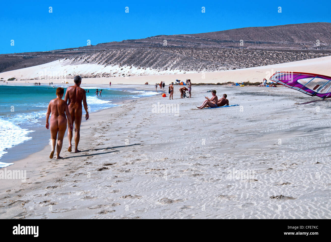 Fuerteventura naturisti godetevi una passeggiata lungo il litorale Foto Stock