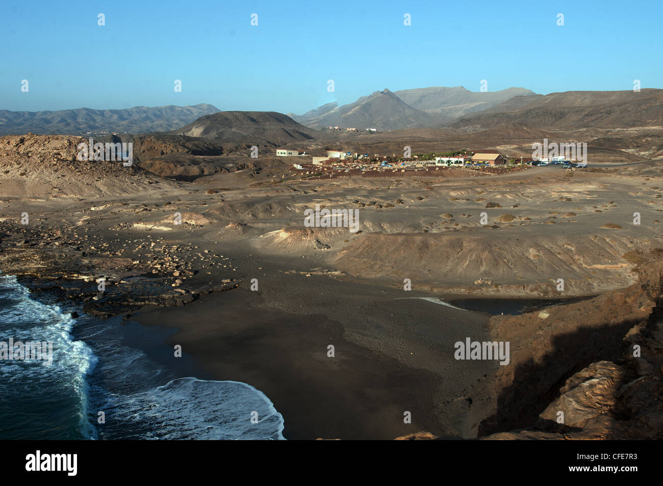 Fuerteventura la pared vista attraverso la lava vulcanica fluisce verso i picchi in background Foto Stock