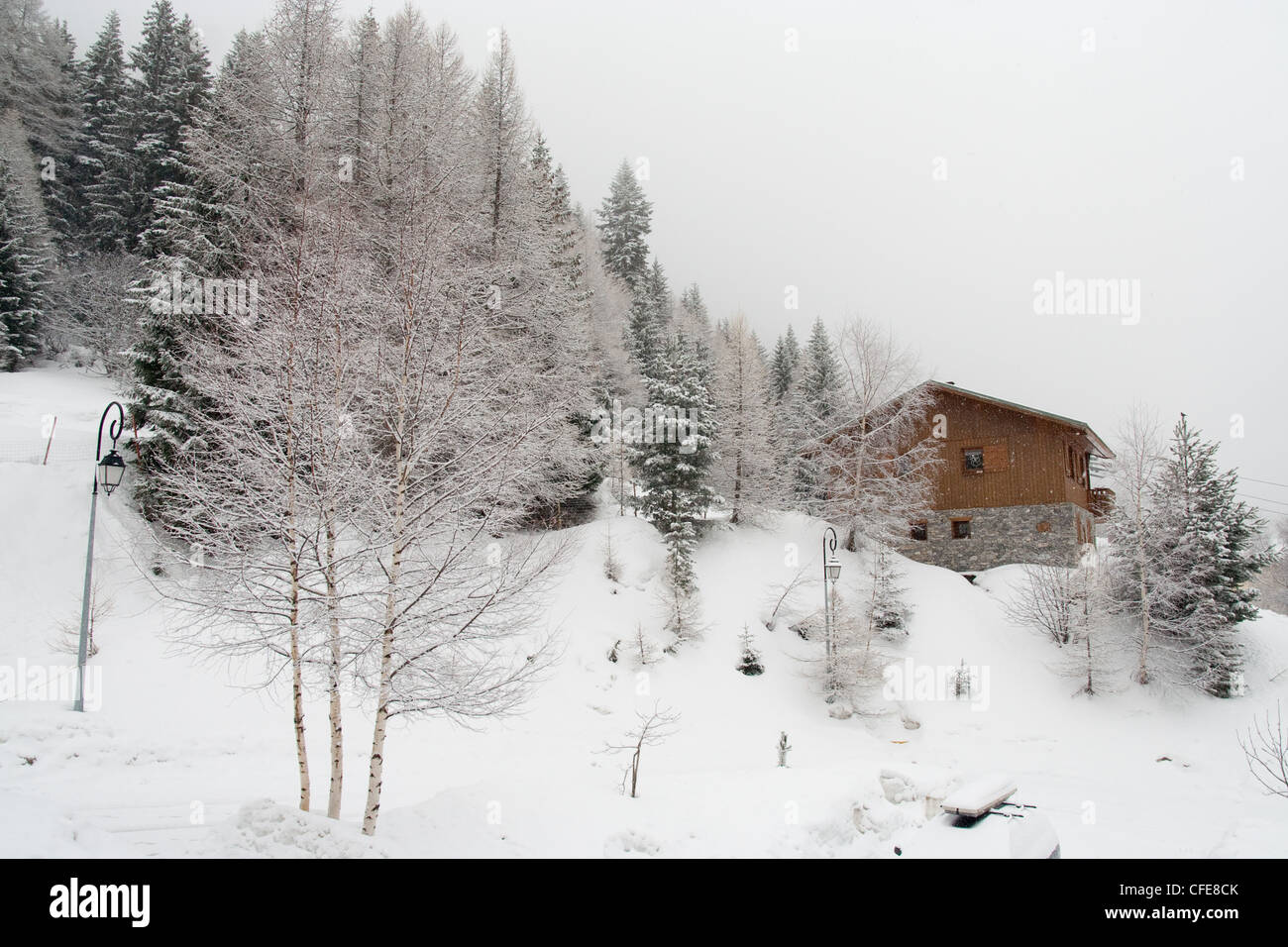 Le Alpi Francesi un chalet nella neve, Valfrejus Francia Foto Stock