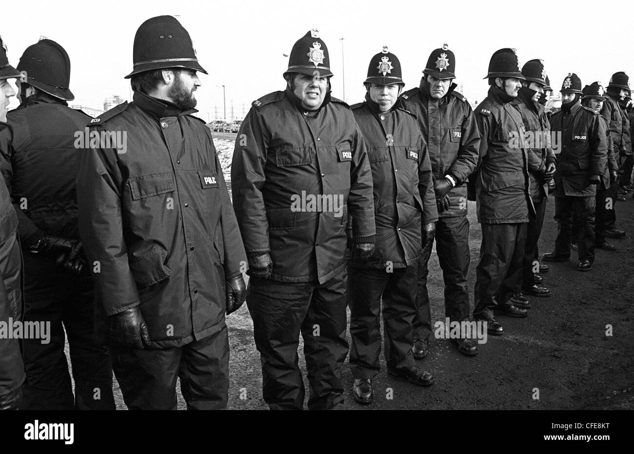 Di polizia sulla linea di picchetto dovere durante lo sciopero dei minatori Foto Stock