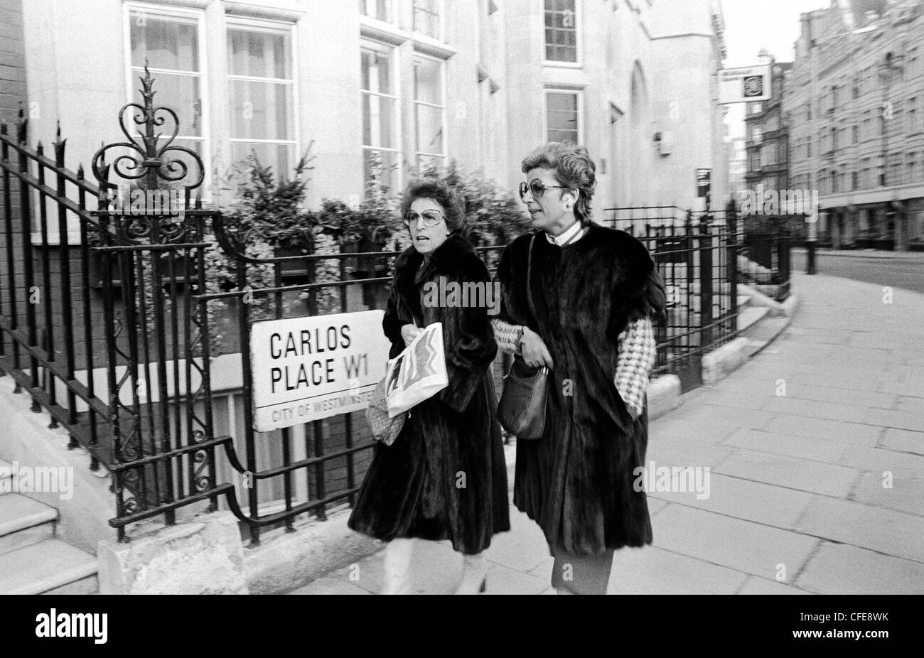 Due ricche signore a piedi attraverso Knightsbridge Foto Stock