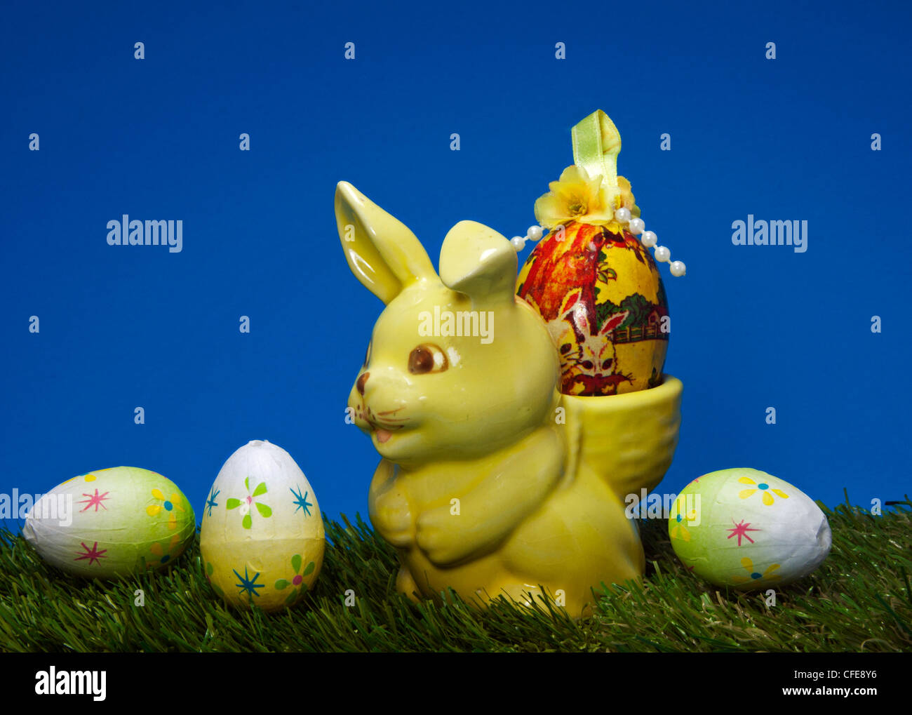 Coniglietto di pasqua su erba verde con uova Foto Stock