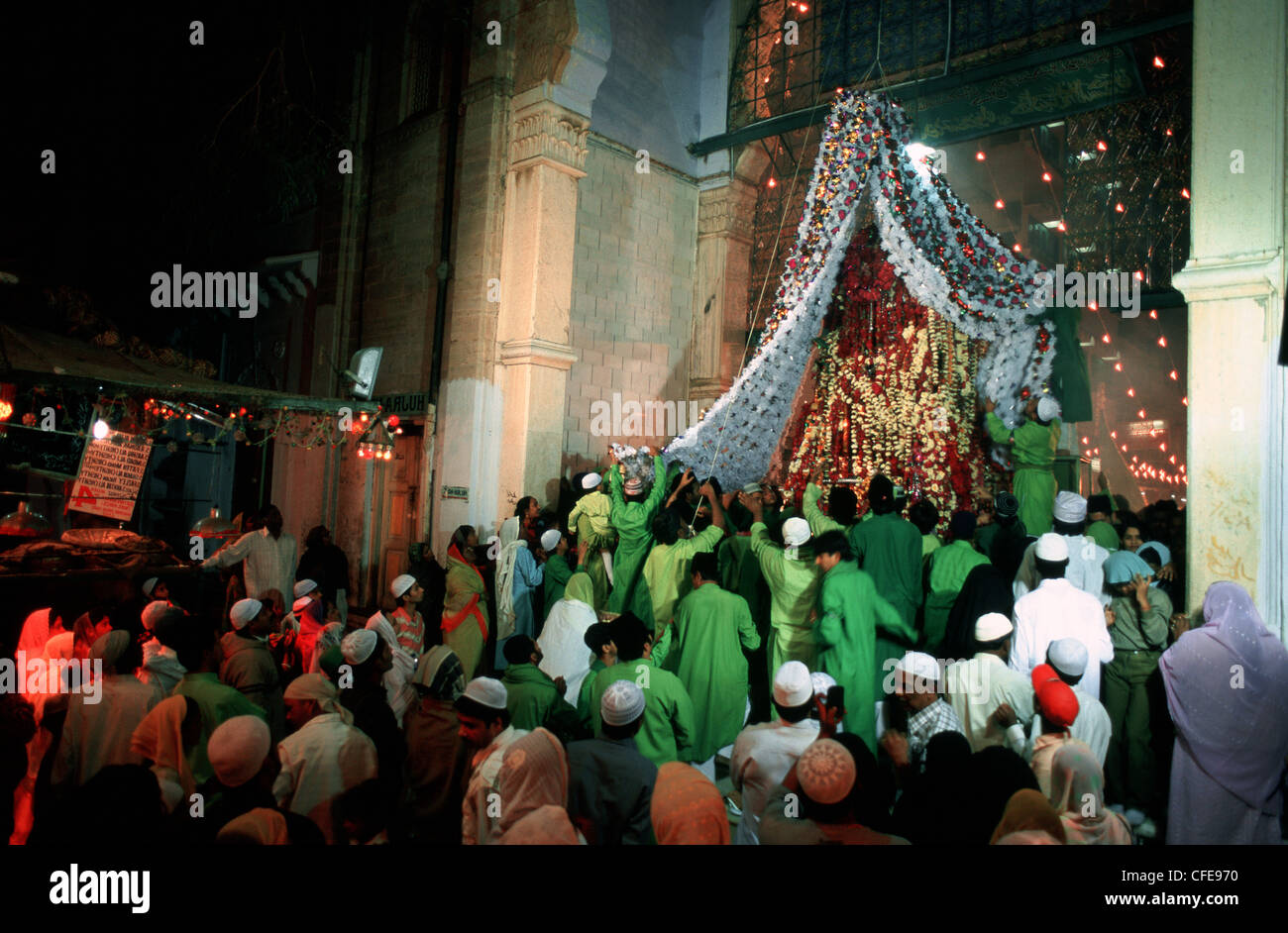 Uomini musulmani stanno preparando un 'tazia' per un corteo per commemorare il festival Moharram ( India) Foto Stock