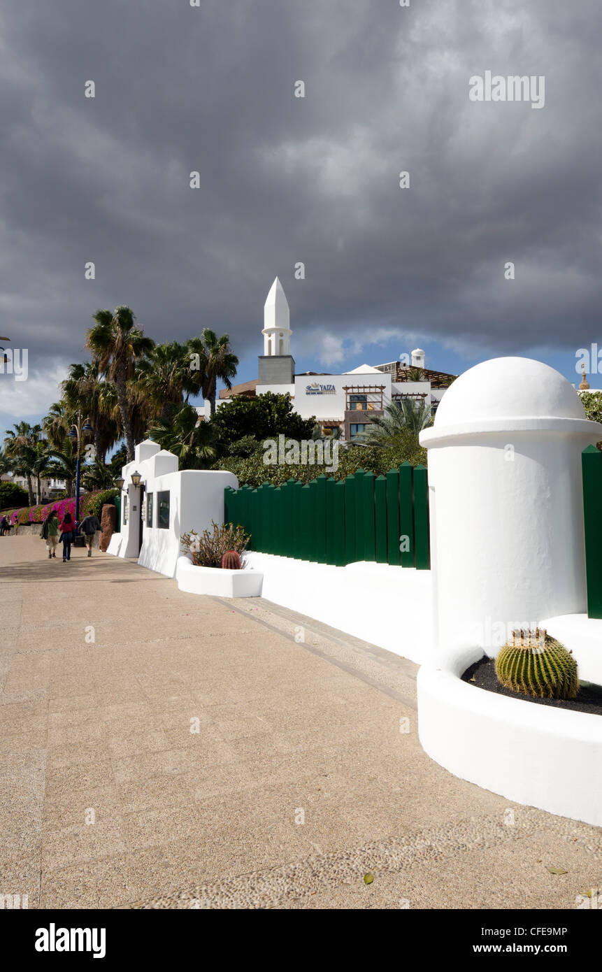 Una passeggiata lungo la spiaggia di Playa Dorada Beach - Lanzarote isole Canarie Foto Stock
