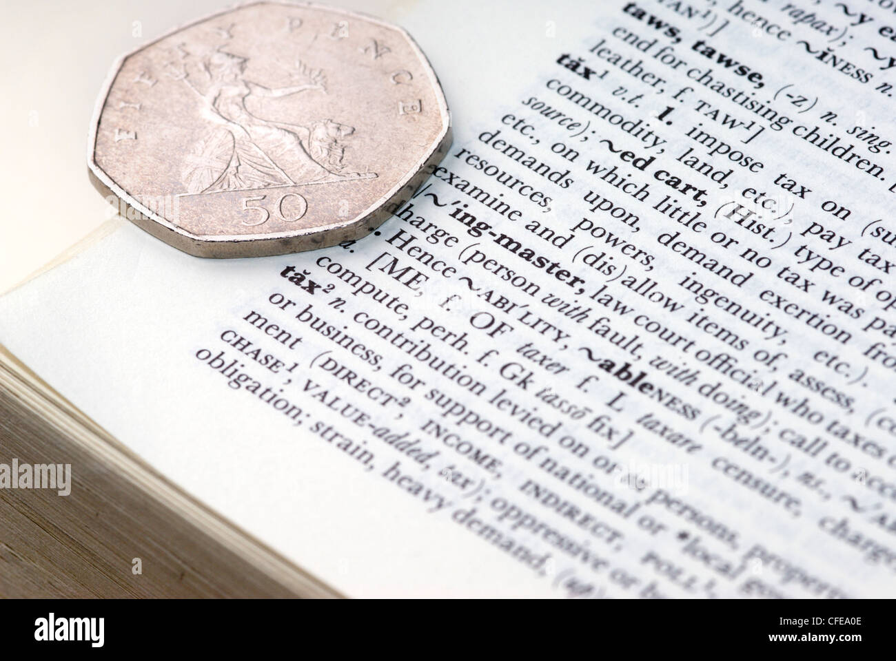 Un'immagine generica di 50 pence pezzo su una voce del dizionario per la parola imposta, per illustrare il cinquanta pence aliquota di imposta Foto Stock