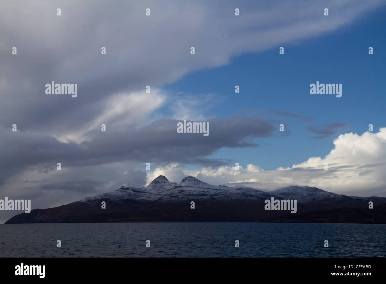 Una vista di Rum con montagne innevate presi dal piccolo traghetto Isles Foto Stock