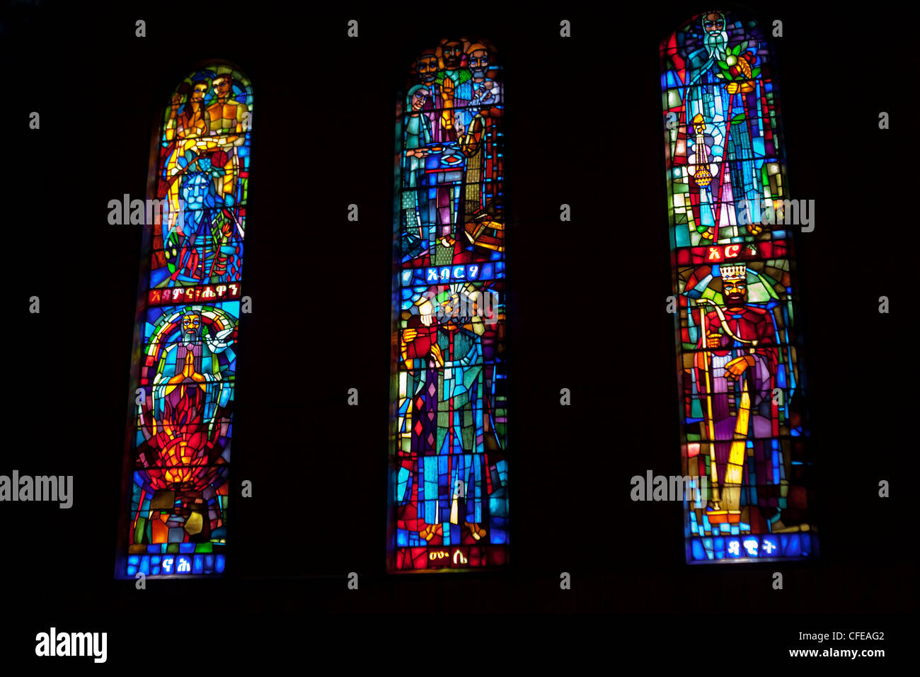 Debre Libanos. Monastero. Chiesa Ortodossa. Etiopia. Le finestre di vetro macchiate dall'interno raffiguranti vari santi. Foto Stock