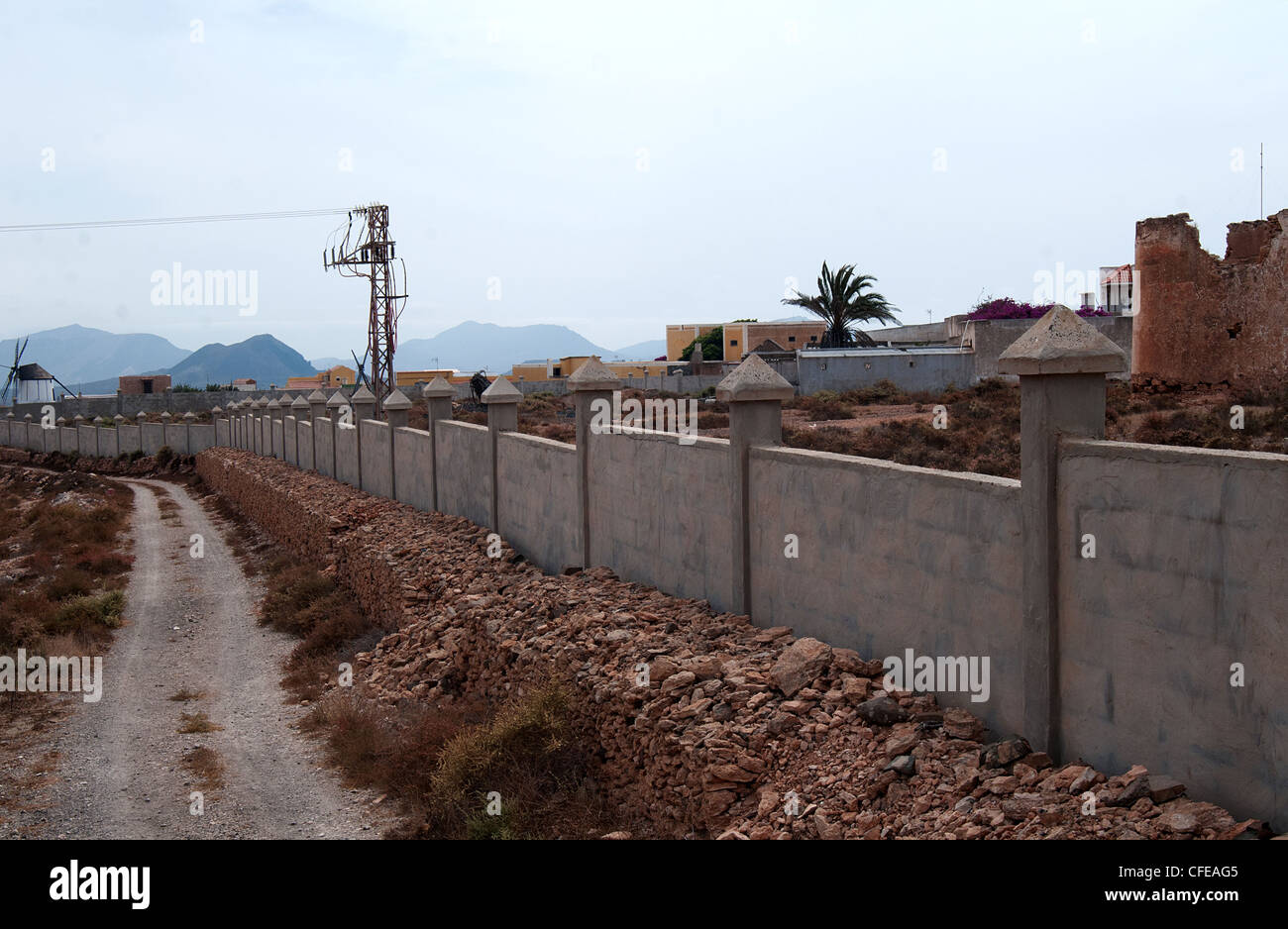 Fuerteventura tiscamanita nuovo mulino e il vecchio mulino a vento circondato da una parete per mantenere peolpe fuori Foto Stock