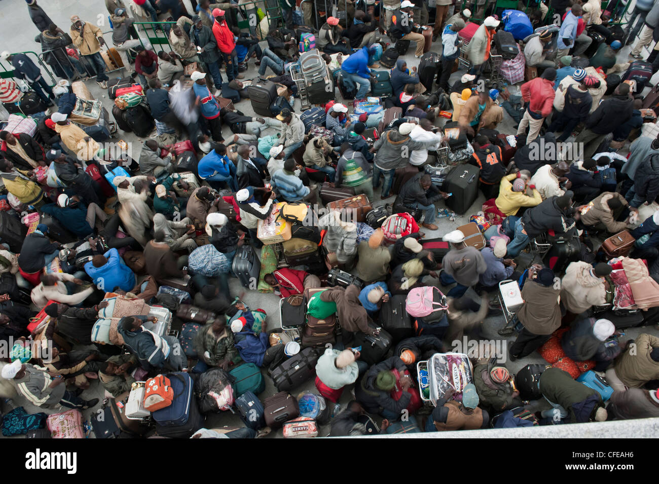 Aeroporto di Djerba. La Tunisia. Circa 15.000 profughi evacuati dalla Libia in attesa di aerei per portarle a casa. 2011 Foto Stock
