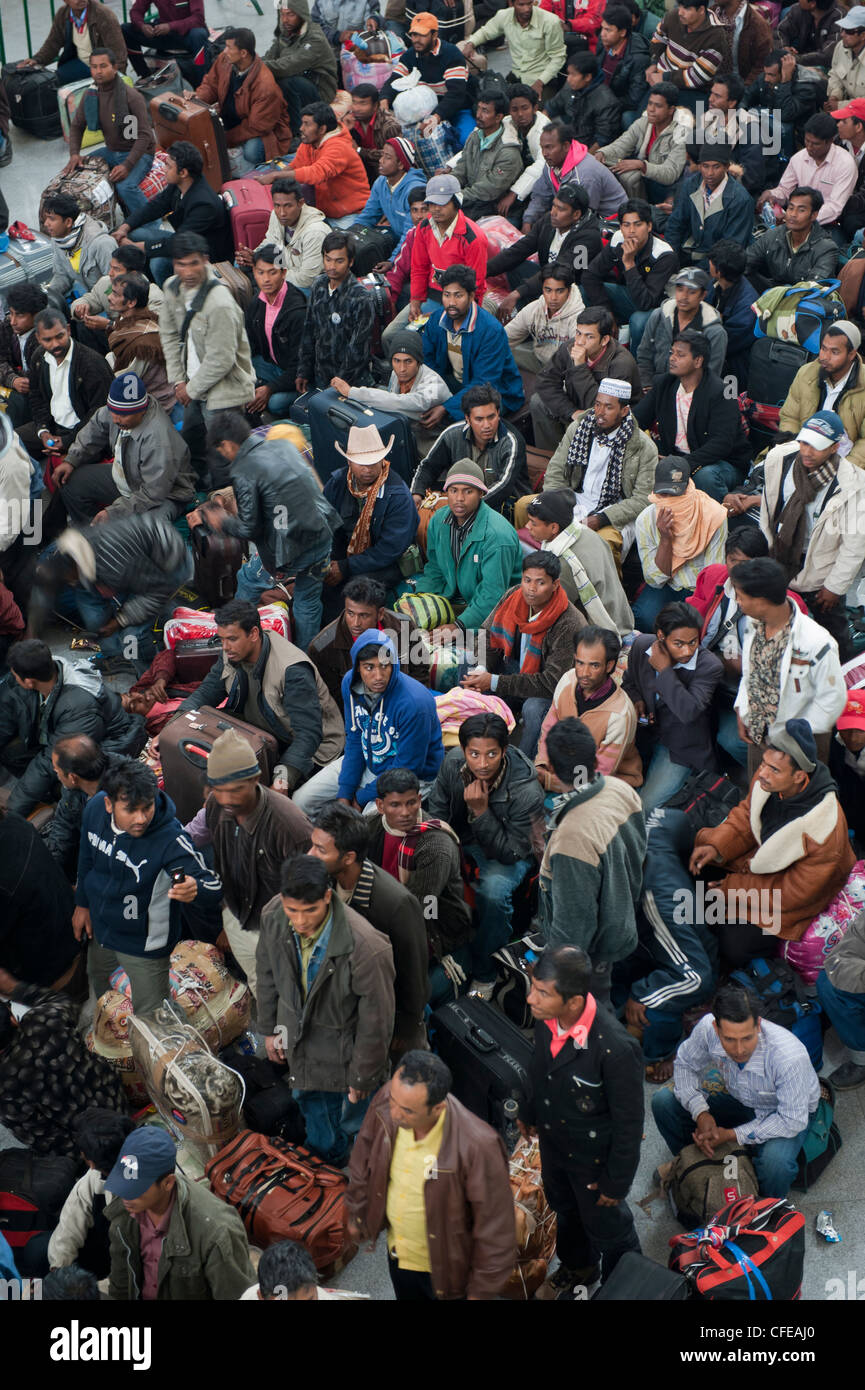 Aeroporto di Djerba. La Tunisia. Circa 15.000 profughi evacuati dalla Libia in attesa di aerei per prendere il loro ritorno a casa. 2011 Foto Stock