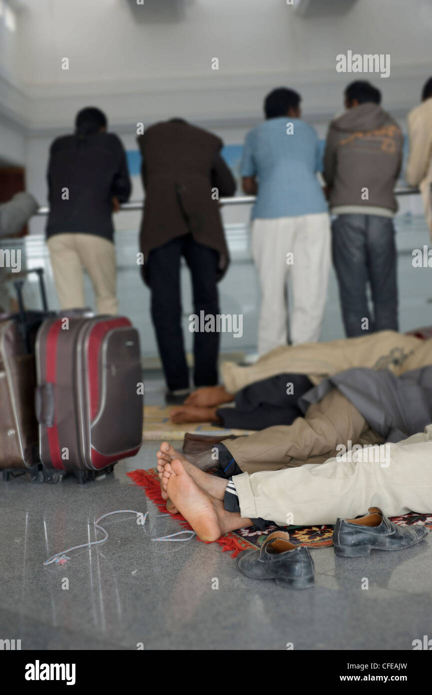 Aeroporto di Djerba. La Tunisia. Circa 15.000 profughi evacuati dalla Libia in attesa di aerei per prendere il loro ritorno a casa, 2011 Foto Stock